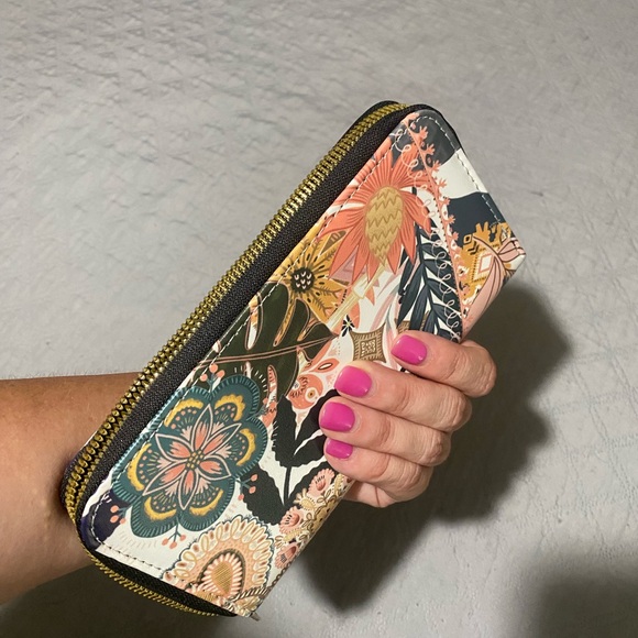 There’s no brand on this wallet. - Picture 1 of 5